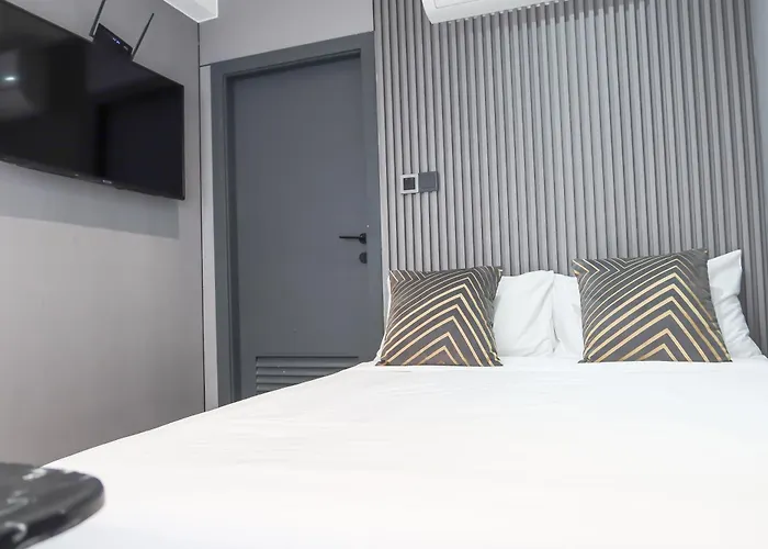 Deluxe Studio & Suite By Rr